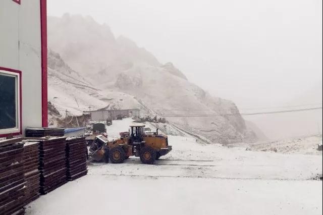 人間四月芳菲盡，山中春雪還復(fù)來